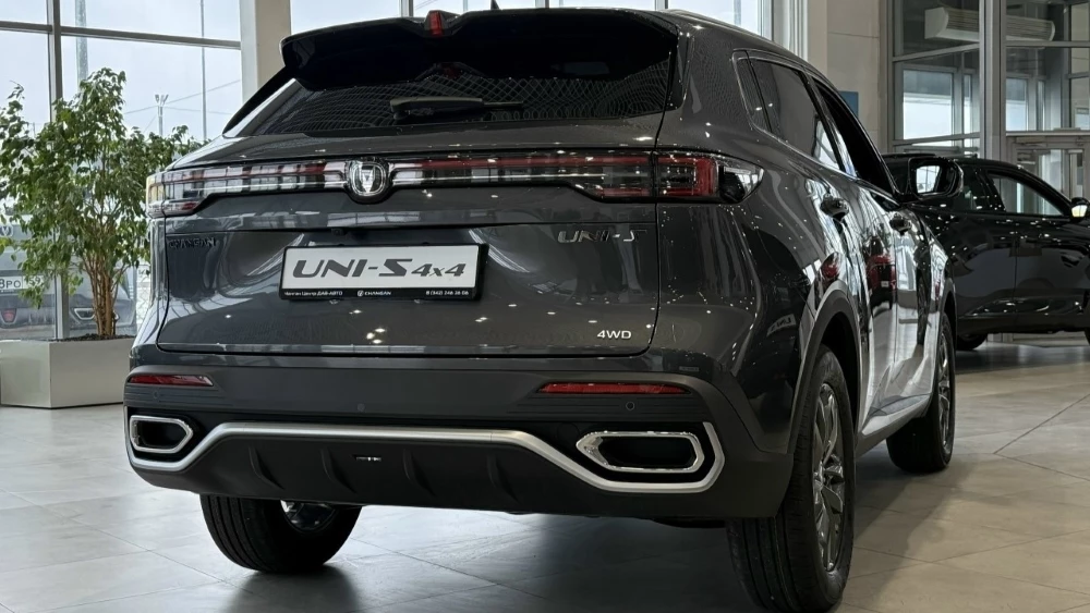 Новый Changan Uni-S полный привод у дилера в автосалоне купить новый ДАВ-Авто Чайковский сбоку сзади