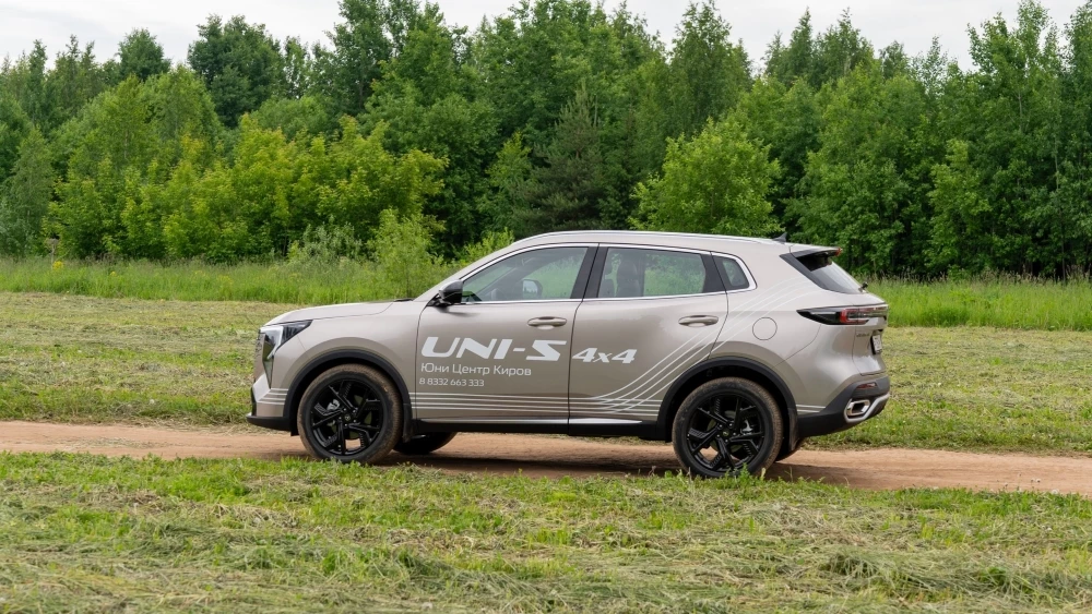 Новый Changan Uni-S полный привод у дилера в автосалоне купить новый Киров сбоку тестовый