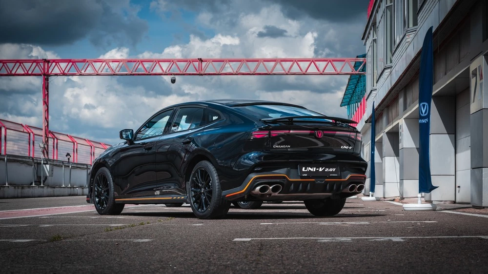Changan Uni-V Sport тест трек сбоку сзади