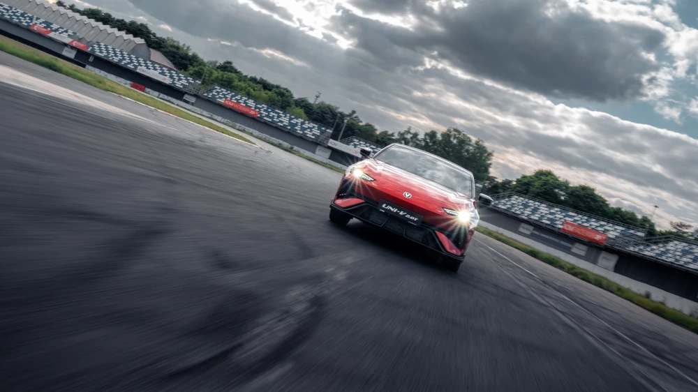 Changan Uni-V Sport тест трек спереди в динамике