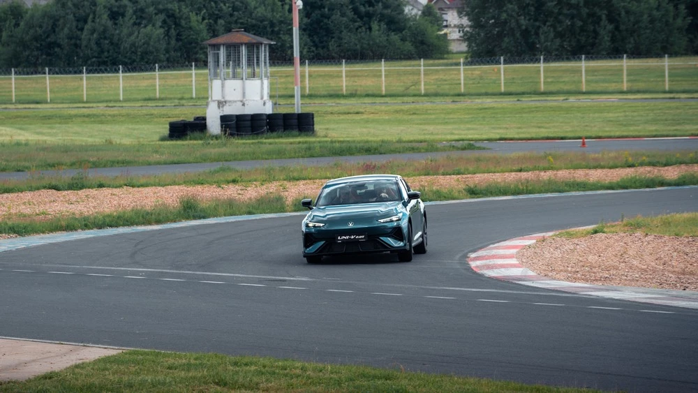 Changan Uni-V Sport тест трек сбоку спереди в повороте в динамике