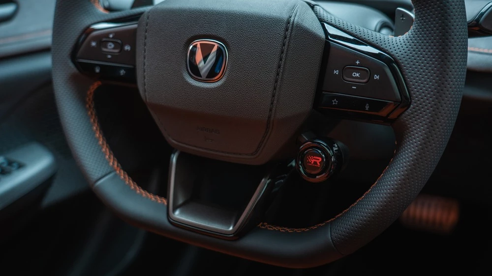 Changan Uni-V Sport тест трек салон интерьер руль