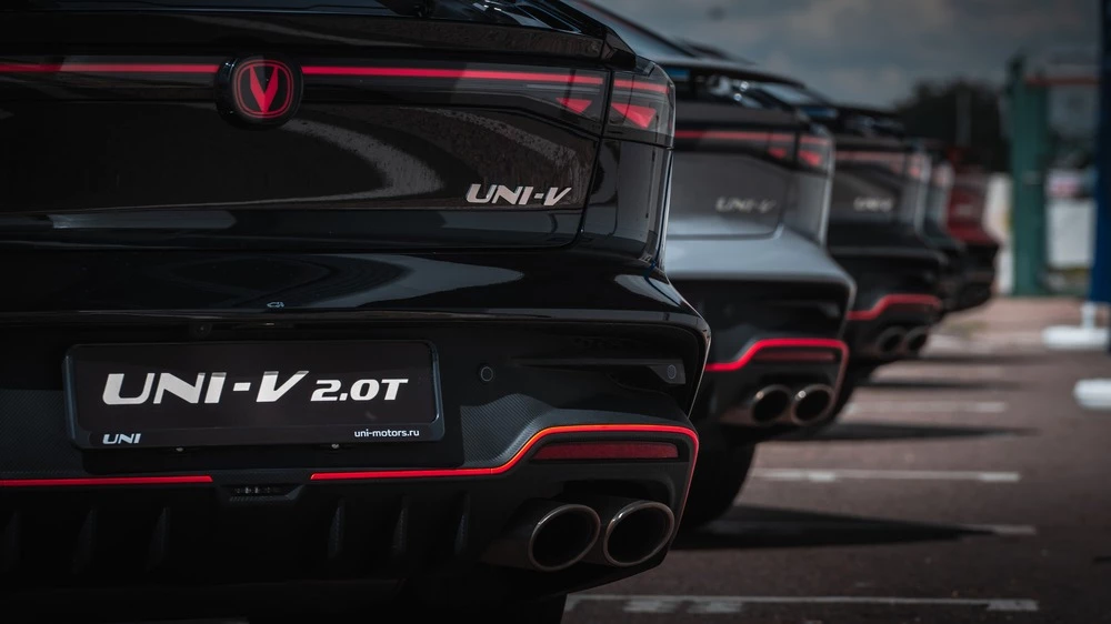 Changan Uni-V Sport тест трек сбоку сзади выхлопные трубы
