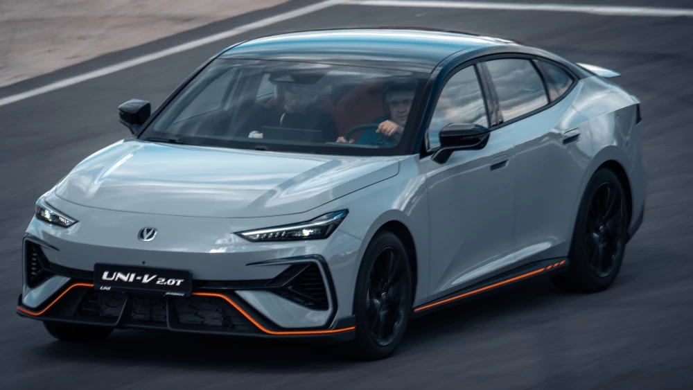 Changan Uni-V Sport тест трек сбоку спереди в динамике