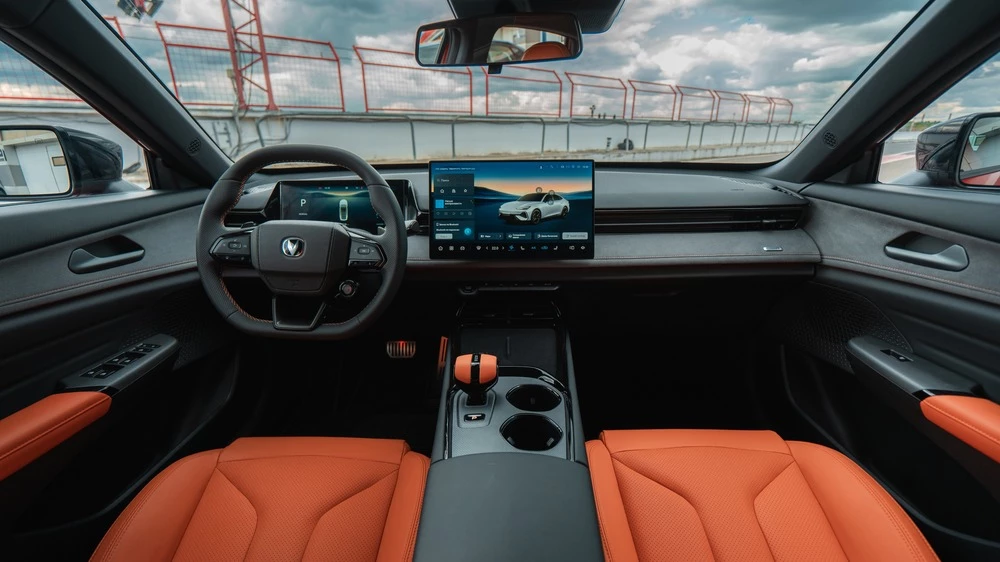 Changan Uni-V Sport тест трек салон интерьер первый ряд
