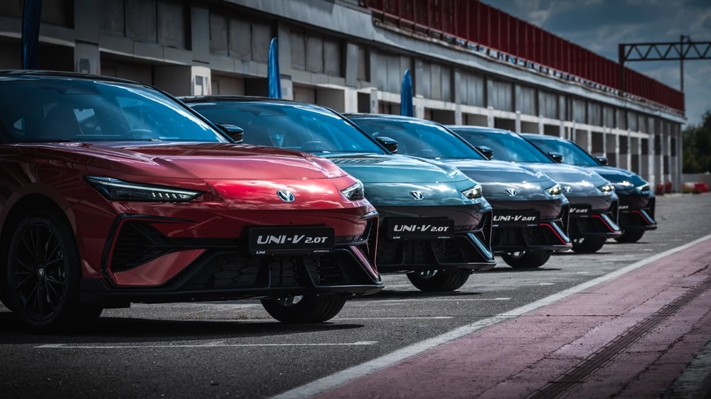 Changan Uni-V Sport тест трек сбоку спереди паддок