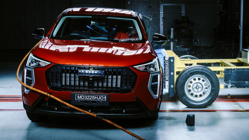 краш-тест haval jolion global ncap кроссовер спереди красный