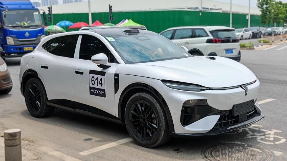 кроссовер voyah passion s сбоку спереди заметили в Китае