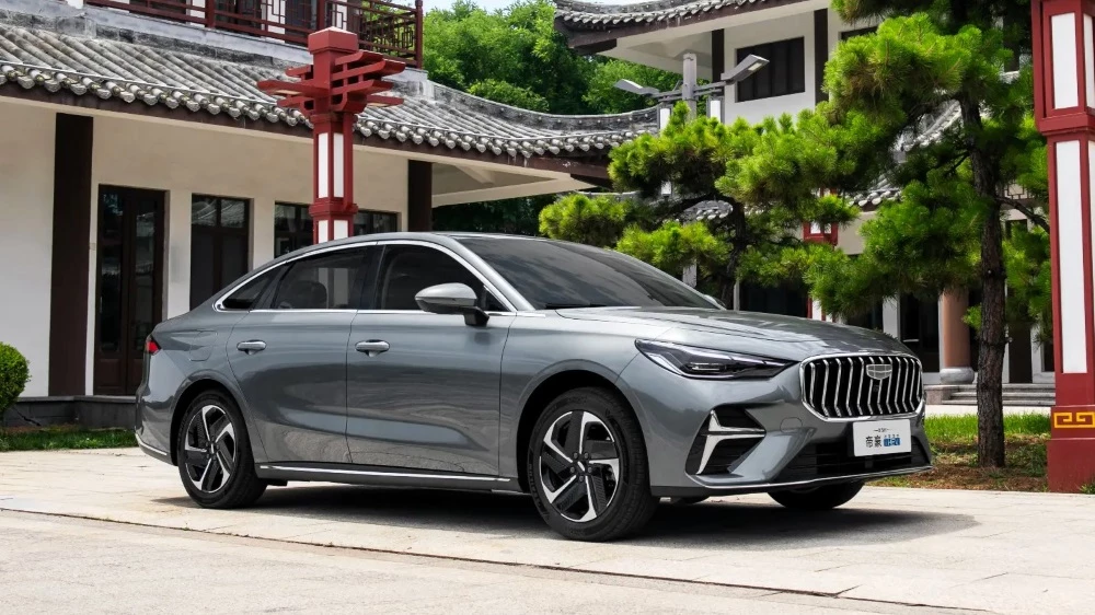 старт продаж седан geely emgrand i-hev пятое поколение v сбоку спереди седан цены комплектации характеристики