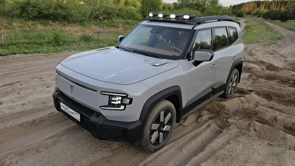Deepal G318 сбоку спереди тест бездорожье люстра горит
