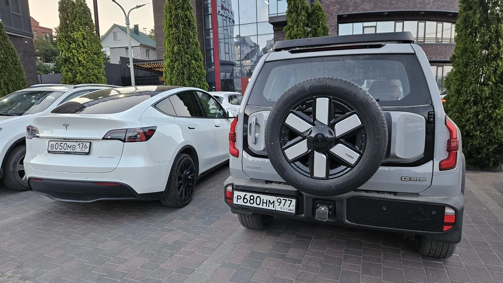 Deepal G318 сзади тест с Tesla