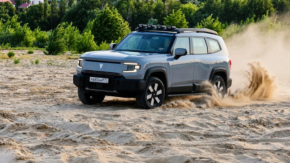 Deepal G318 сбоку спереди тест в динамике на бездорожье