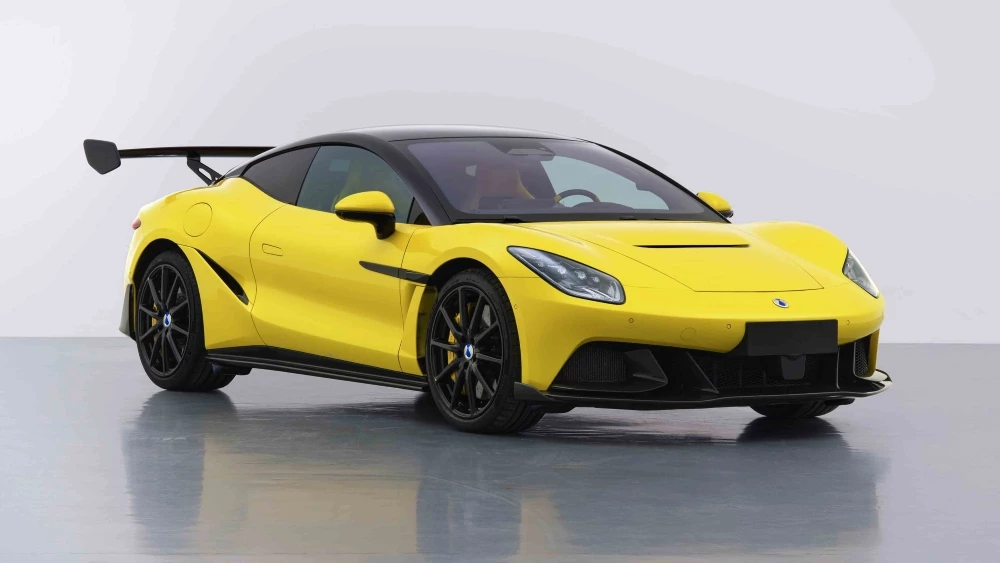 Спортивное купе Denza Z Performance спереди сбоку