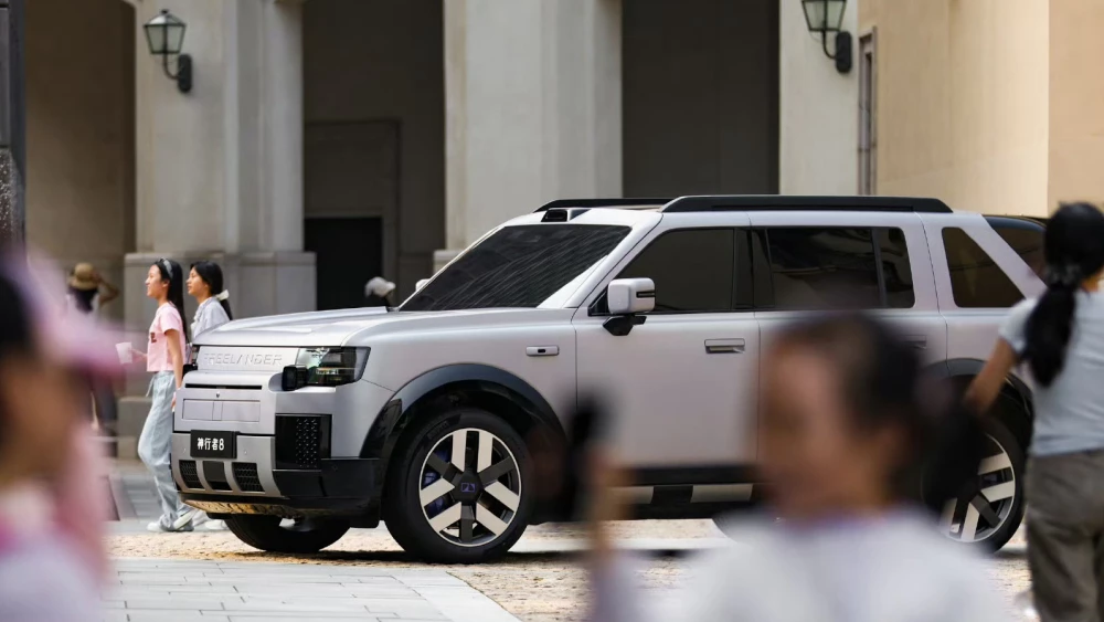 freelander 8 внедорожник chery jaguar land rover сбоку спереди серебряный