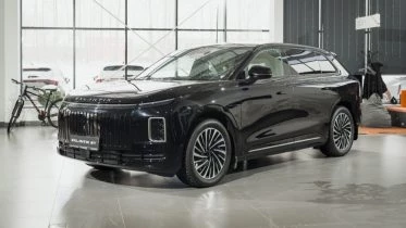 Кроссовер Exlantix ET в дилерском центре автосалоне сбоку спереди купить новый Автоцентр Дюк и К