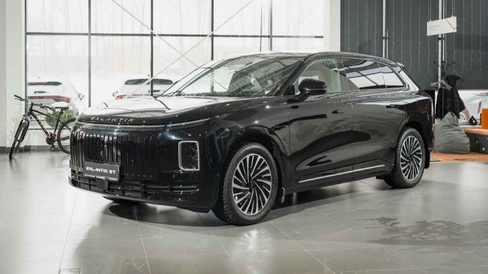 Кроссовер Exlantix ET в дилерском центре автосалоне сбоку спереди купить новый Автоцентр Дюк и К