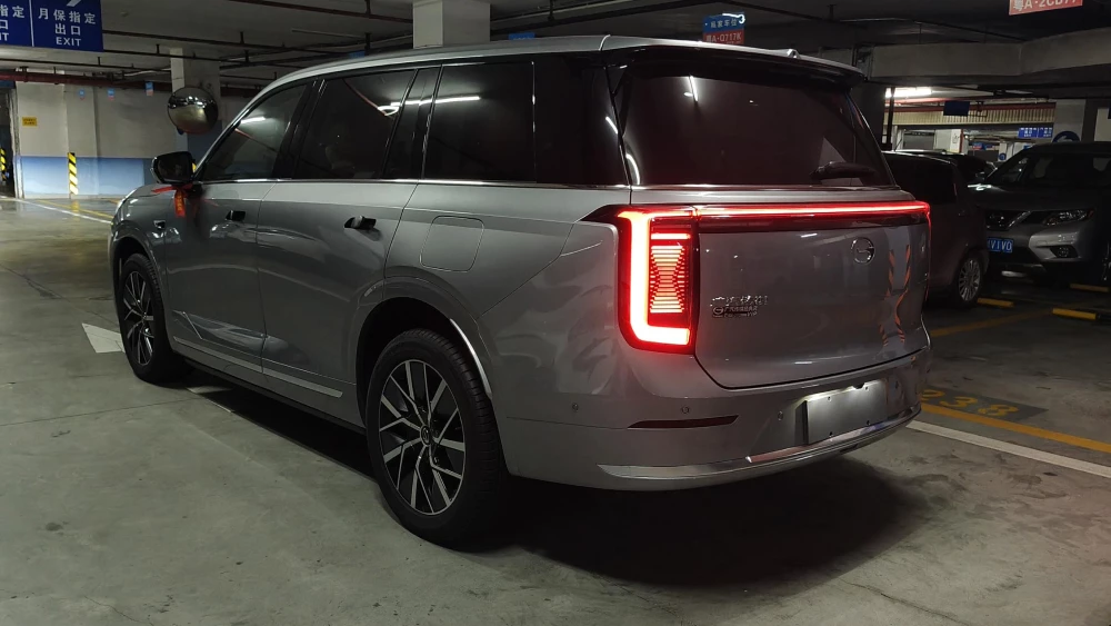 Плюсы и минусы кроссовера GAC S9 сбоку сзади