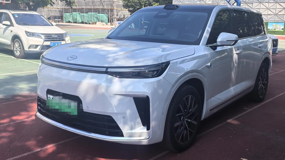Плюсы и минусы кроссовера GAC S9 сбоку спереди белый