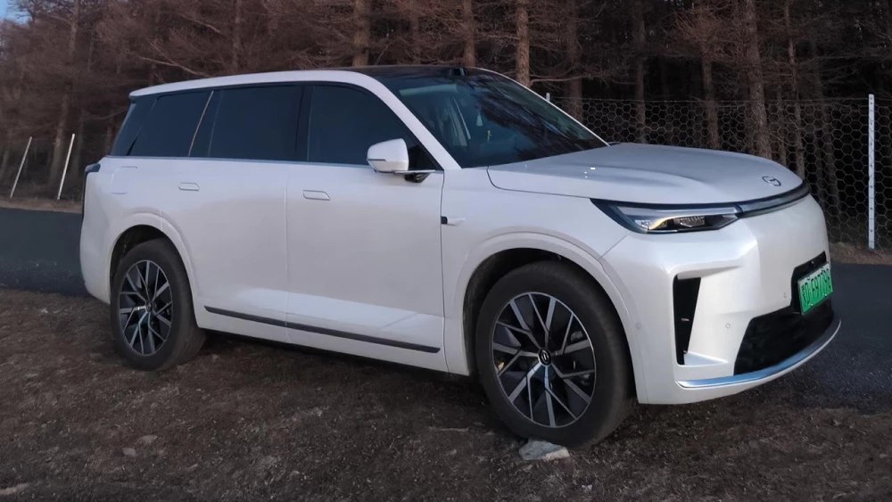 Плюсы и минусы кроссовера GAC S9 сбоку спереди белый