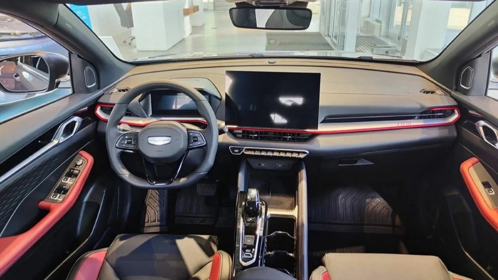Новый кроссовер Geely Coolray в дилерском центре Автомир в Москве купить новый салон интерьер