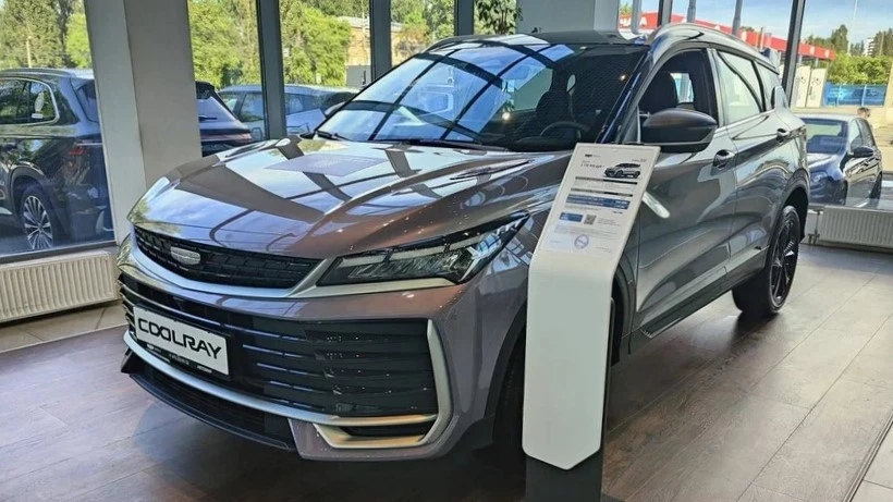 Новый кроссовер Geely Coolray в дилерском центре «Автомир» в Москве сбоку спереди