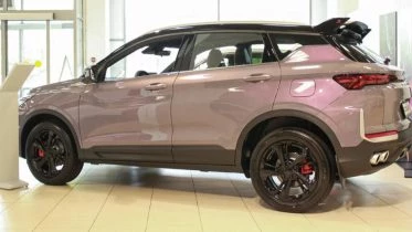 Новый кроссовер Geely Coolray в дилерском центре «Экспо Кар» в Санкт-Петербурге купить новый сбоку