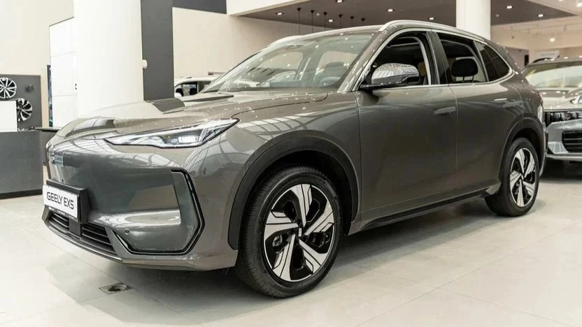 Geely EX5 у дилера в автосалоне спереди сбоку купить новый Планета Авто УФа