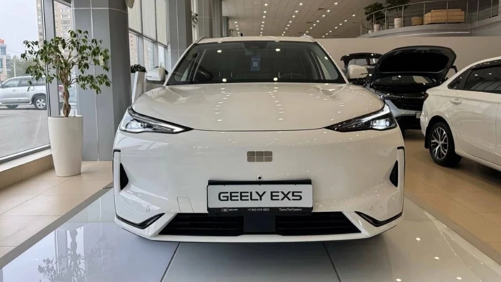 Geely EX5 у дилера в автосалоне спереди купить новый ТрансТехСервис Уфа