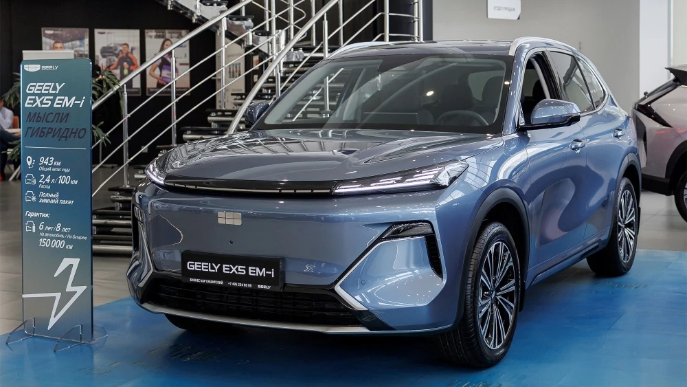 Geely EX5 EM-i: разрушаем 5 популярных мифов о гибридах Geely EX5 EM-i гибридный у дилера в автосалоне сбоку спереди купить новый Бизнес кар
