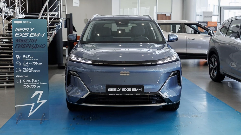 Geely EX5 EM-i гибридный у дилера в автосалоне спереди купить новый Бизнес кар