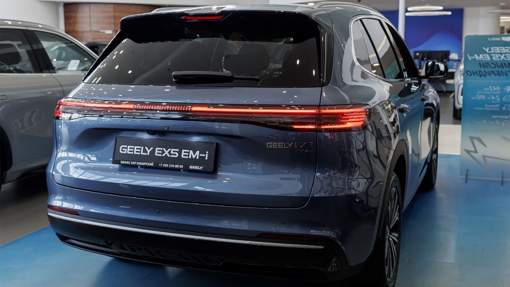 Geely EX5 EM-i гибридный у дилера в автосалоне сзади купить новый Бизнес кар