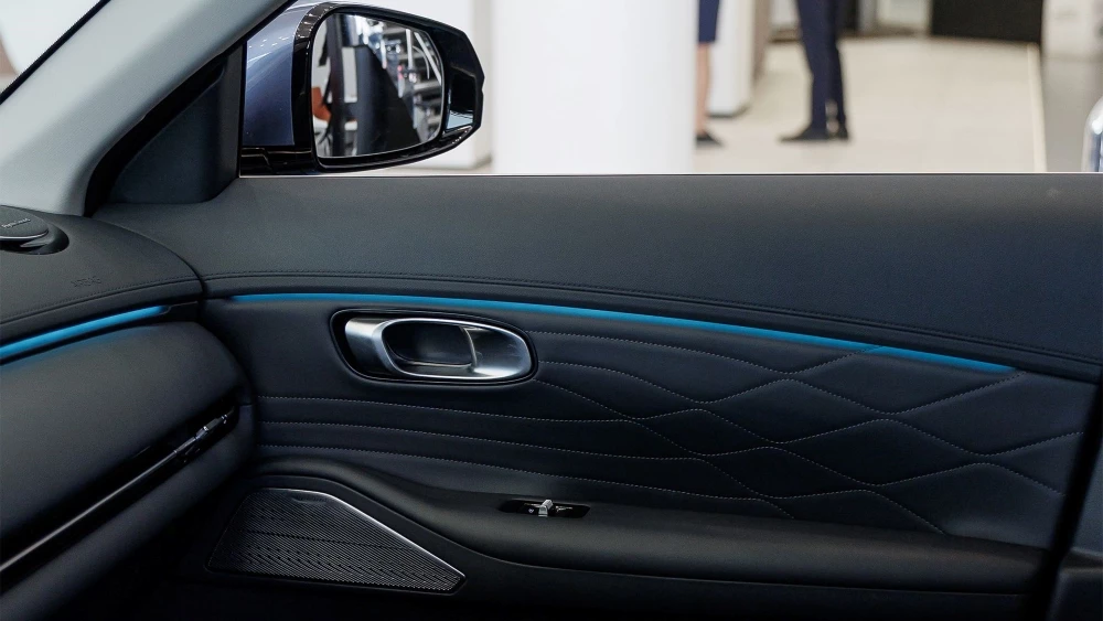 Geely EX5 EM-i гибридный у дилера в автосалоне салон интерьер дверные карты купить новый Бизнес кар