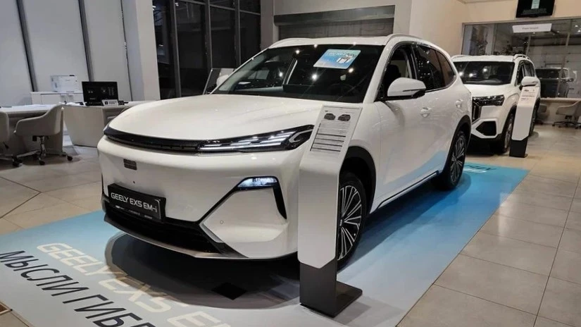 Geely EX5 EM-i у дилера в автосалоне спереди сбоку купить новый Автомир Ярославка Москва