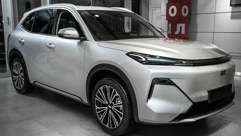 Geely EX5 EM-i у дилера в автосалоне спереди сбоку купить новый Рольф Октябрская Санкт-Петербург