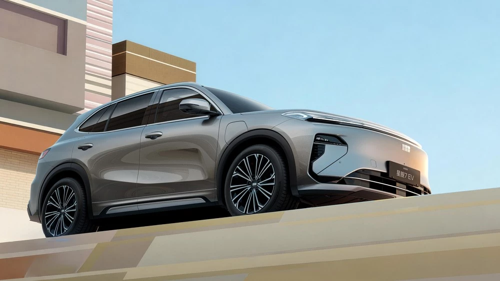 Geely Galaxy Starship 7 EV Voyager сбоку спереди