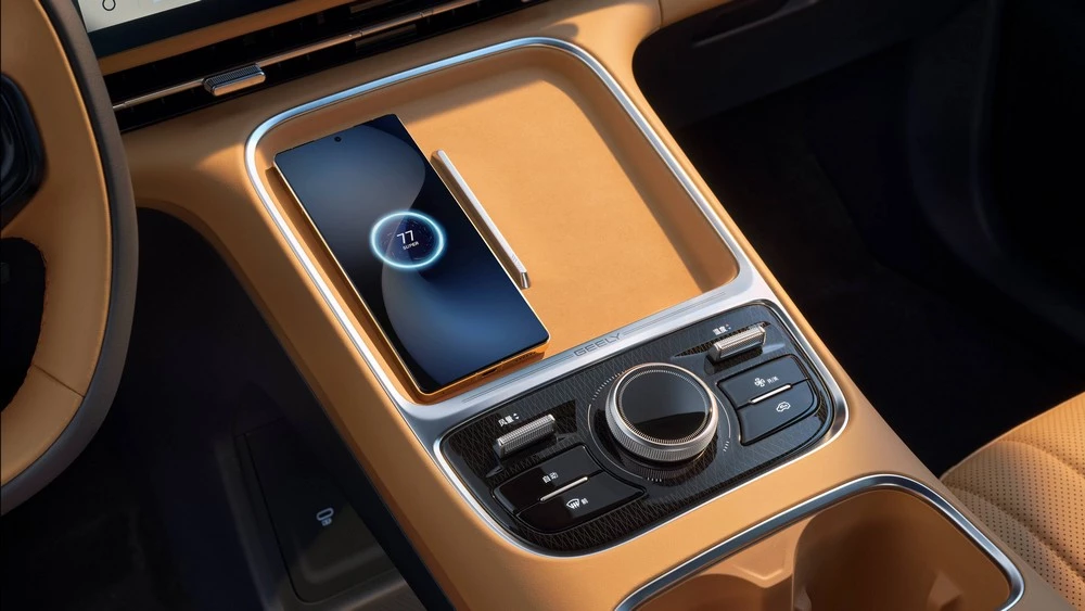 Geely Galaxy Starship 7 EV Voyager салон интерьер тоннель шайба зарядка