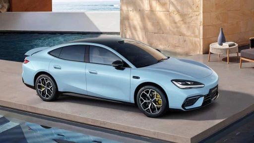 Электрический седан Geely Galaxy TT сбоку спереди