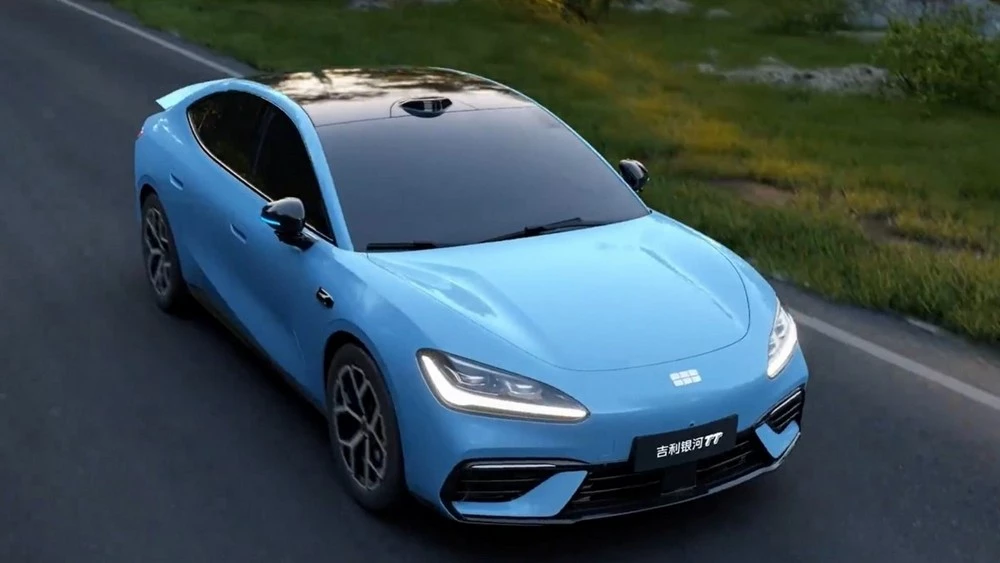 Электрический седан Geely Galaxy TT сбоку спереди