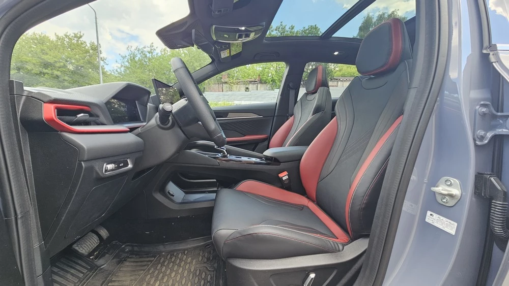Geely Coolray новый 2026 тест салон интерьер первый ряд сиденье