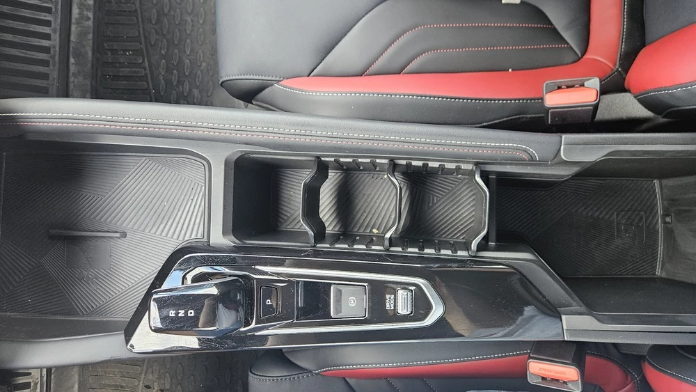 Geely Coolray новый 2026 тест салон интерьер центральный тоннель селектор