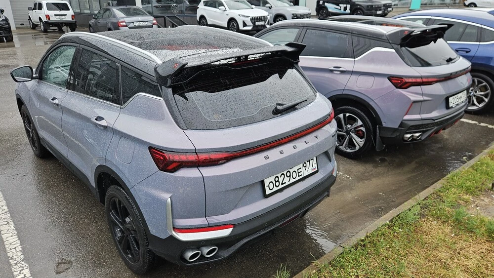 Geely Coolray новый 2026 дорестайлинговый сравнение вместе тест сзади сбоку