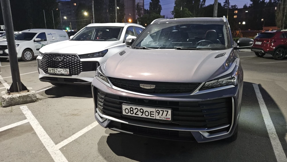 Geely Coolray новый 2026 Chery Tiggo 4 вместе рядом сбоку спереди