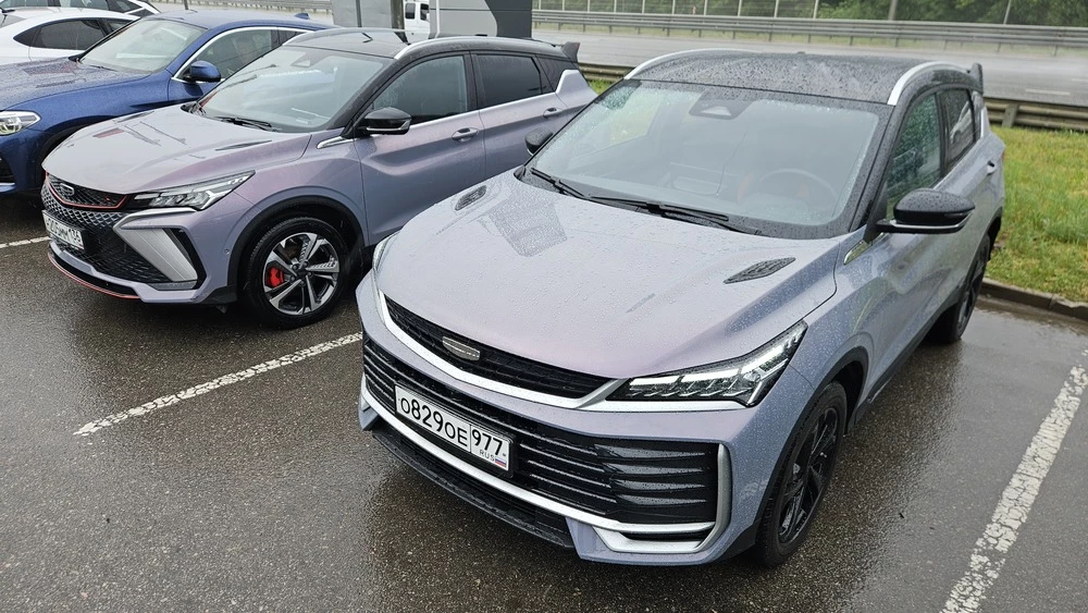 Geely Coolray новый 2026 дорестайлинговый сравнение вместе тест спереди сбоку
