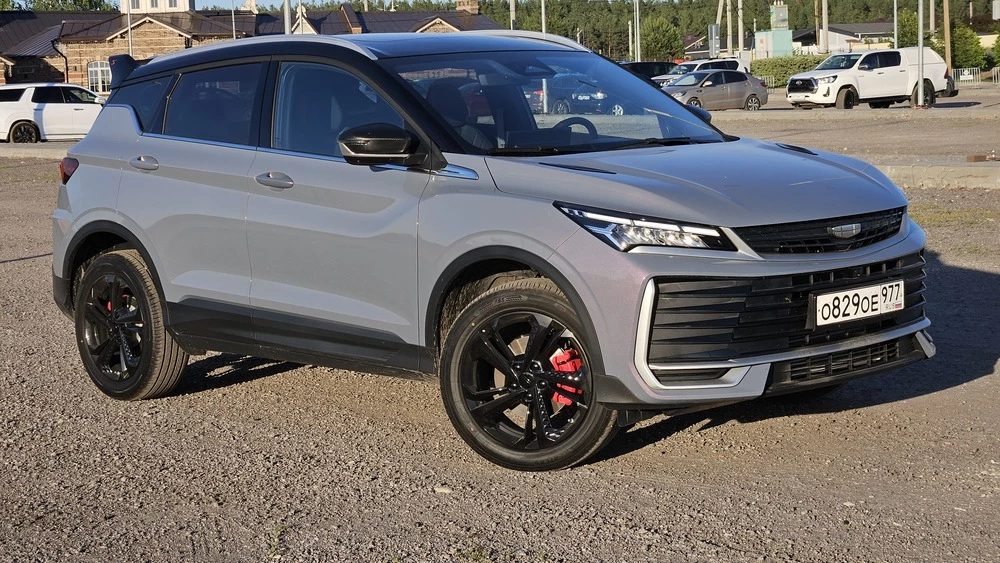 Geely Coolray новый 2026 тест сбоку спереди