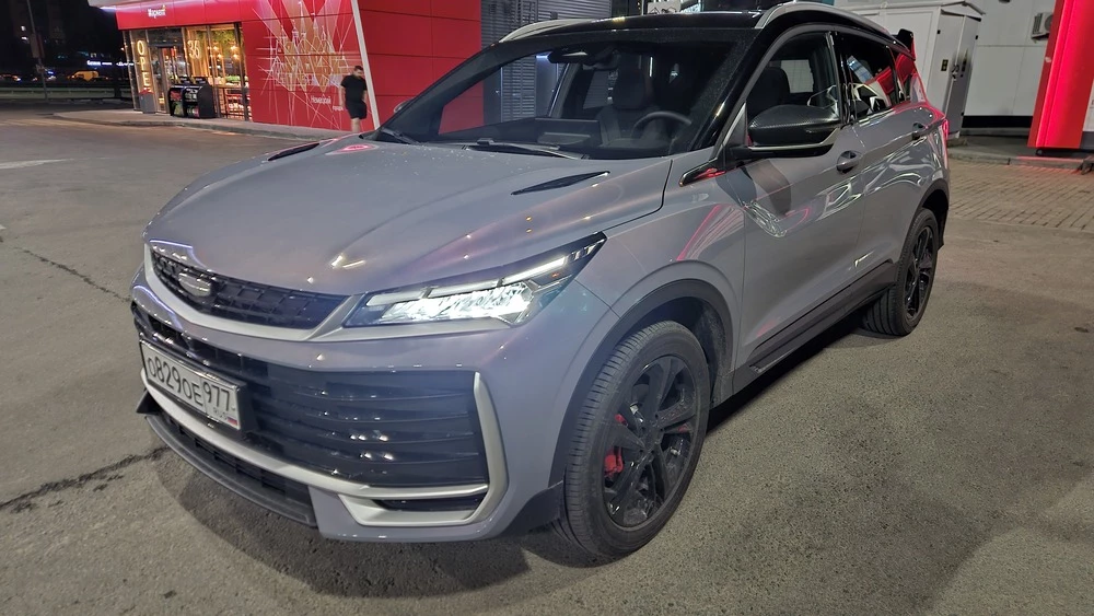 Geely Coolray новый 2026 тест сбоку спереди вечерний свет фар