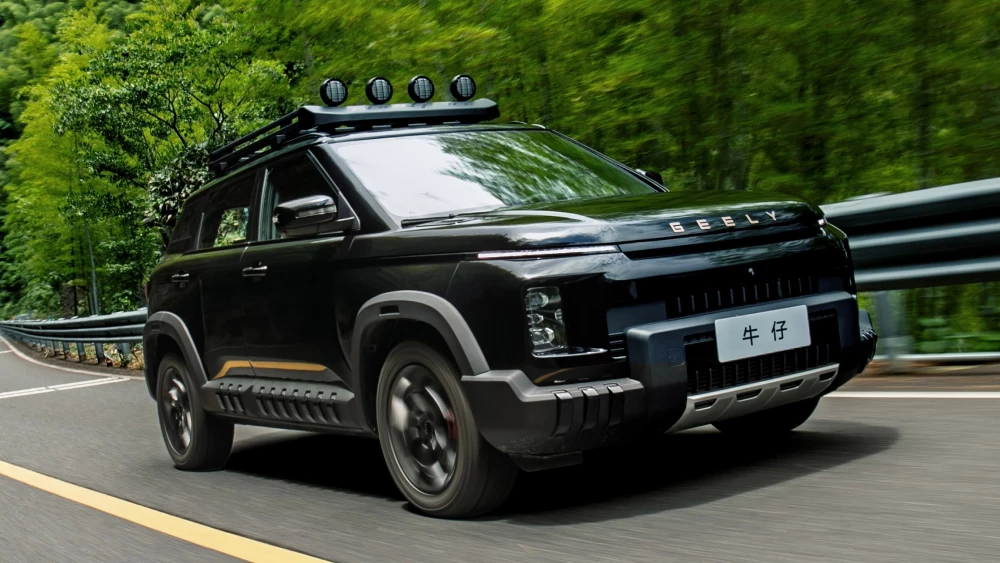 Цены на обновленный Geely Cowboy назвали в Китае кроссовер сбоку спереди черный в динамике