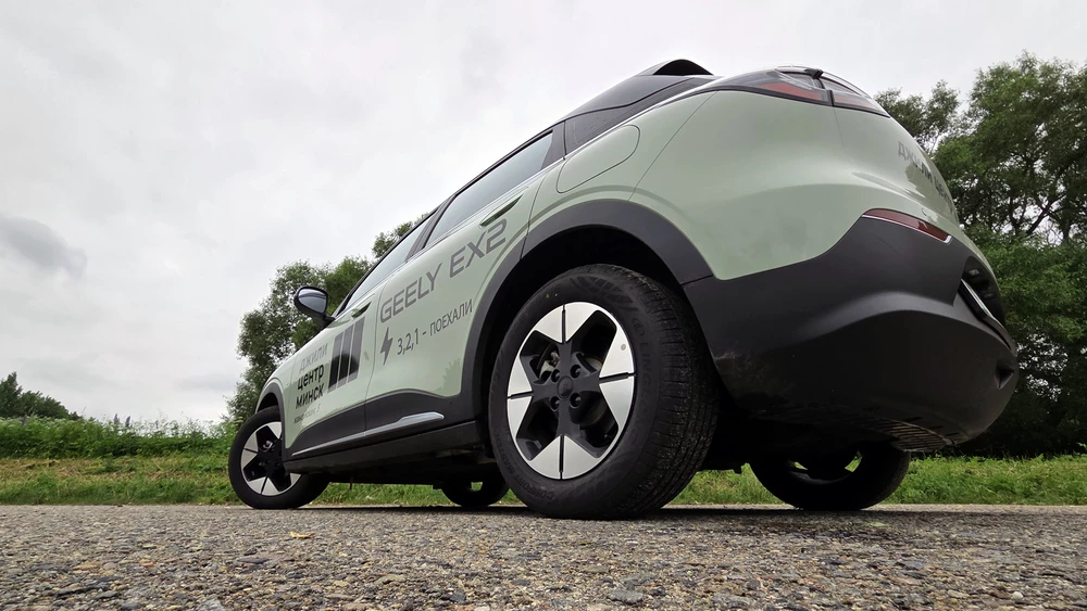 Geely EX2 Тест-драйв в Беларуси сзади сбоку