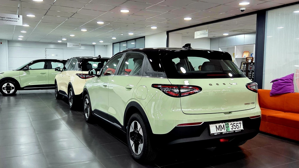 Geely EX2 в Беларуси у дилера в автосалоне очередь на выдачу