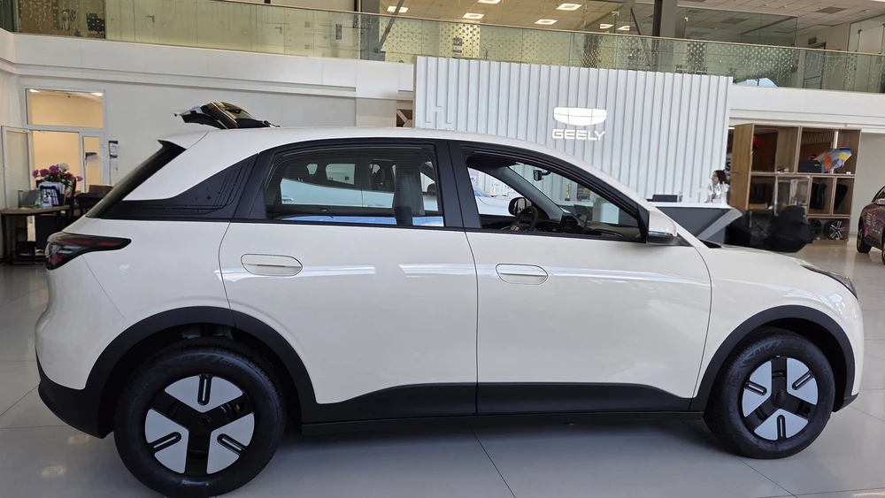 Geely EX2 в Беларуси у дилера в автосалоне сбоку купить новый