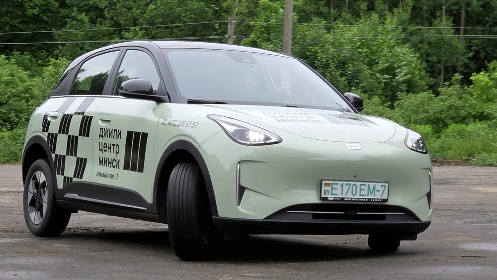 Geely EX2 Тест-драйв в Беларуси спереди сбоку в динамике в повороте